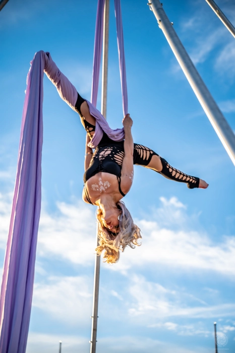 silk-aerial-entertainers-for-events