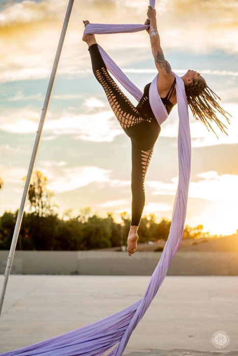 Aerial-silk-acrobatic